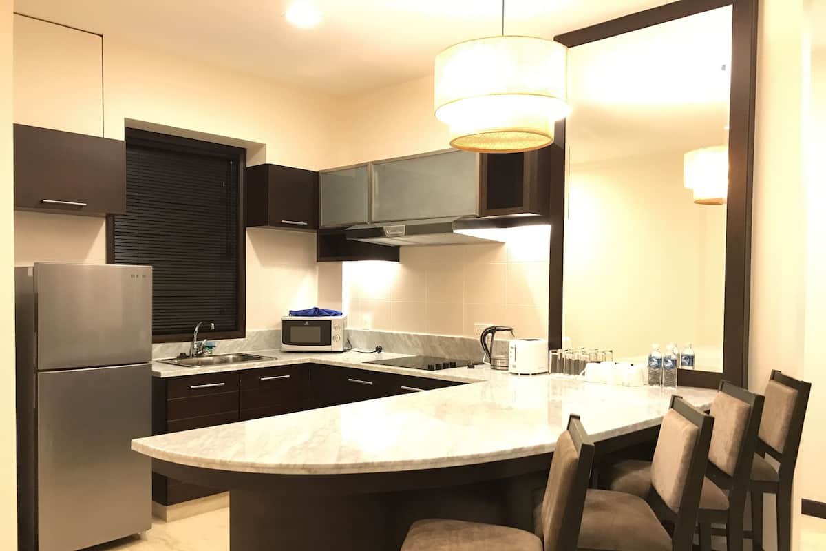 Suite Deluks, jet tub, pemandangan laut | Dapur pribadi | Lemari es, microwave, kompor, dan ketel listrik