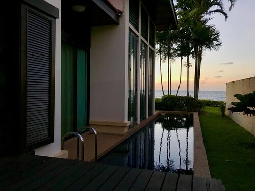 Sunset Seaview Beach Villas & Spa Suites at Nexus Karambunai