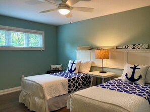 6 habitaciones, escritorio y tabla de planchar con plancha 