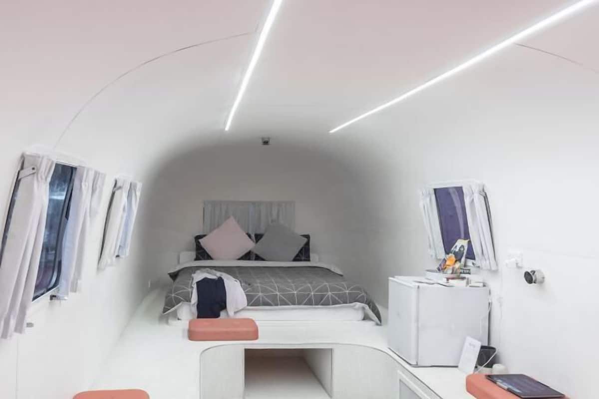 Ropa de cama de alta calidad y minibar con artículos gratuitos 