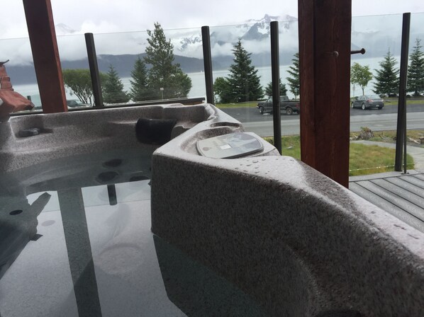 Outdoor spa tub - Front Row Townhouse (Seward)