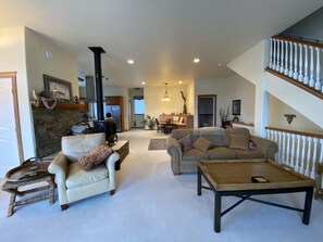 Casa Deluxe, varias camas | Zona de estar | Una televisión de pantalla plana