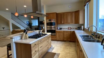 Rumah Deluks, Beberapa Tempat Tidur | Dapur pribadi | Lemari es, microwave, mesin pencuci piring, dan mesin pembuat kopi/teh