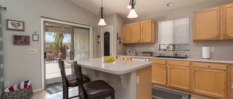 冷蔵庫、電子レンジ、オーブン、コンロ