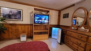1 bedroom, desk, iron/ironing board, free WiFi - A Sweet Suite in a Stunning Chalet-style Home -- YYZ (Toronto)