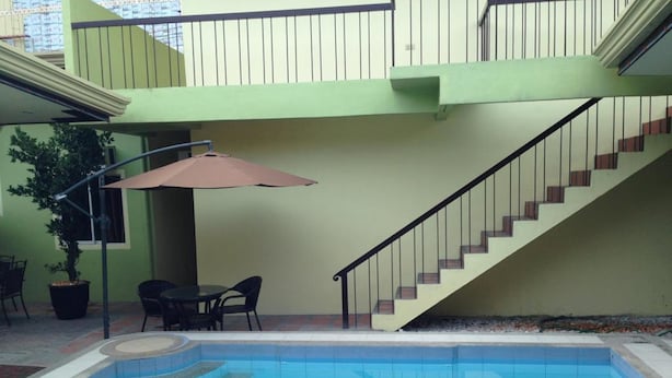Kolam renang terbuka, dibuka dari pukul 8:00 hingga 23:00, payung kolam 