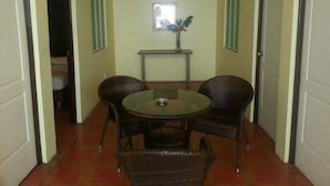 Family Room (Grand) | Makan dalam bilik
