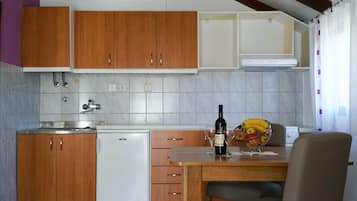 Een koelkast, een oven, een kookplaat, een vaatwasser