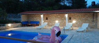 Island getaway steinhus med utendørsbasseng og tennisbane