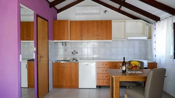 Een koelkast, een oven, een kookplaat, een vaatwasser