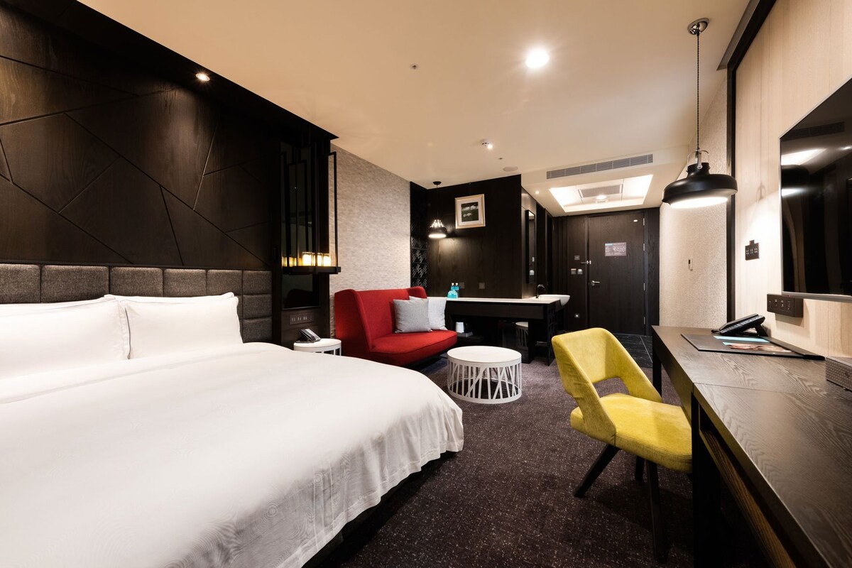 In-room safe, desk, blackout drapes, soundproofing