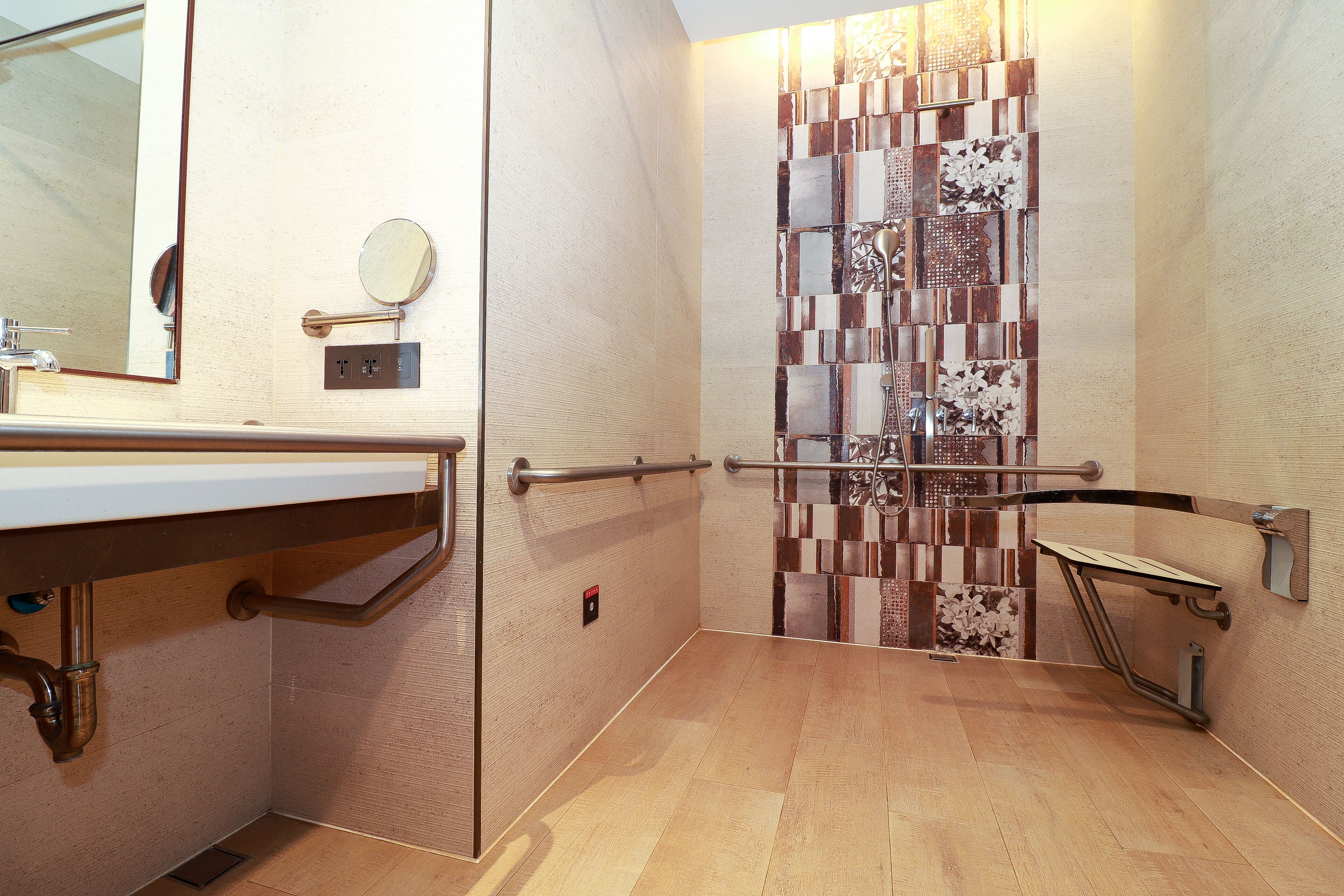 deluxe room ar | accessible bathroom