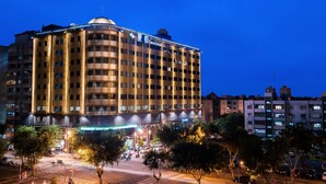 A multi-story hotel with a prominent dome on the top, featuring a sign that reads "Hotel Chaisal." - Hotel Château Anping (Tainan)