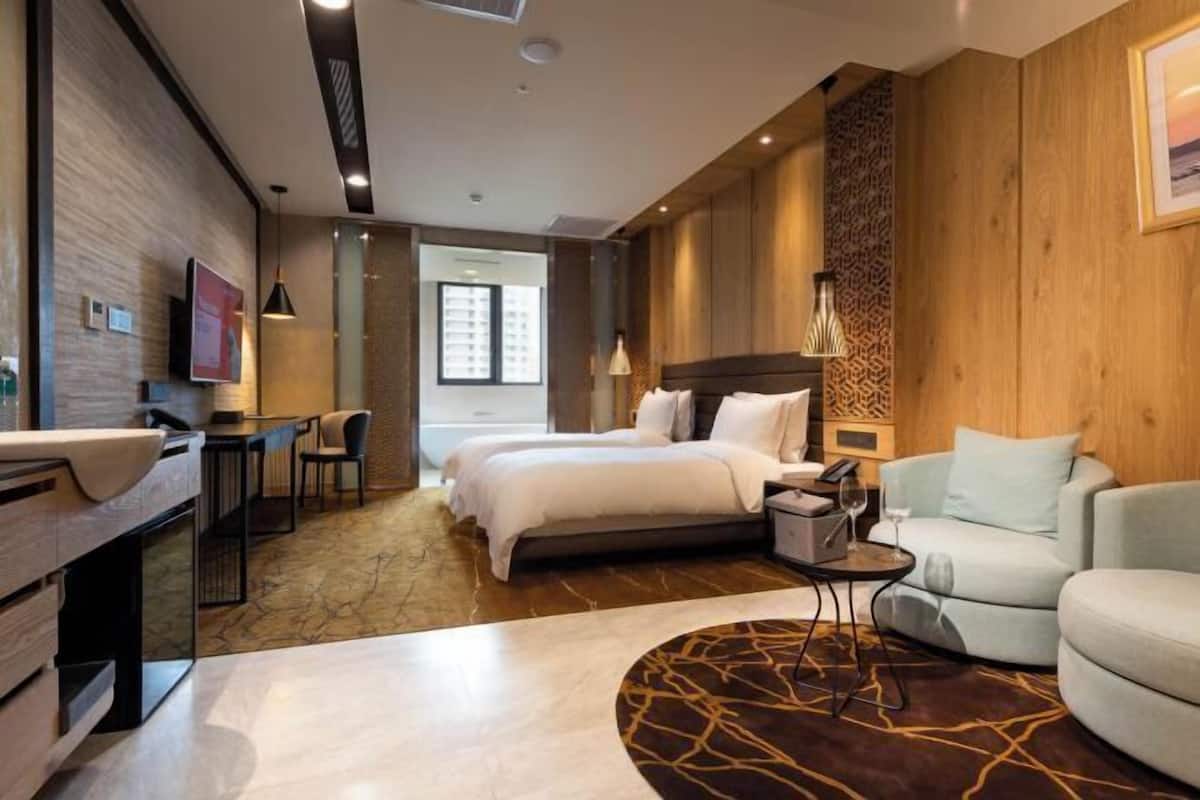 1 bedroom, in-room safe, desk, blackout curtains