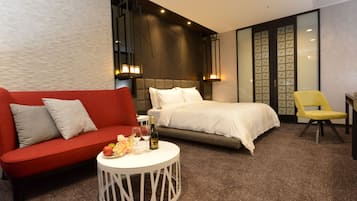 Deluxe Double Room | In-room safe, desk, blackout drapes, soundproofing