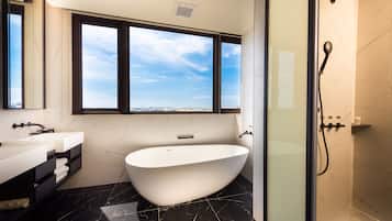Deep soaking bathtub