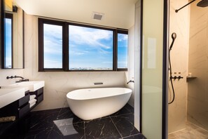 Deep-soaking bathtub - Hotel Château Anping (Tainan)