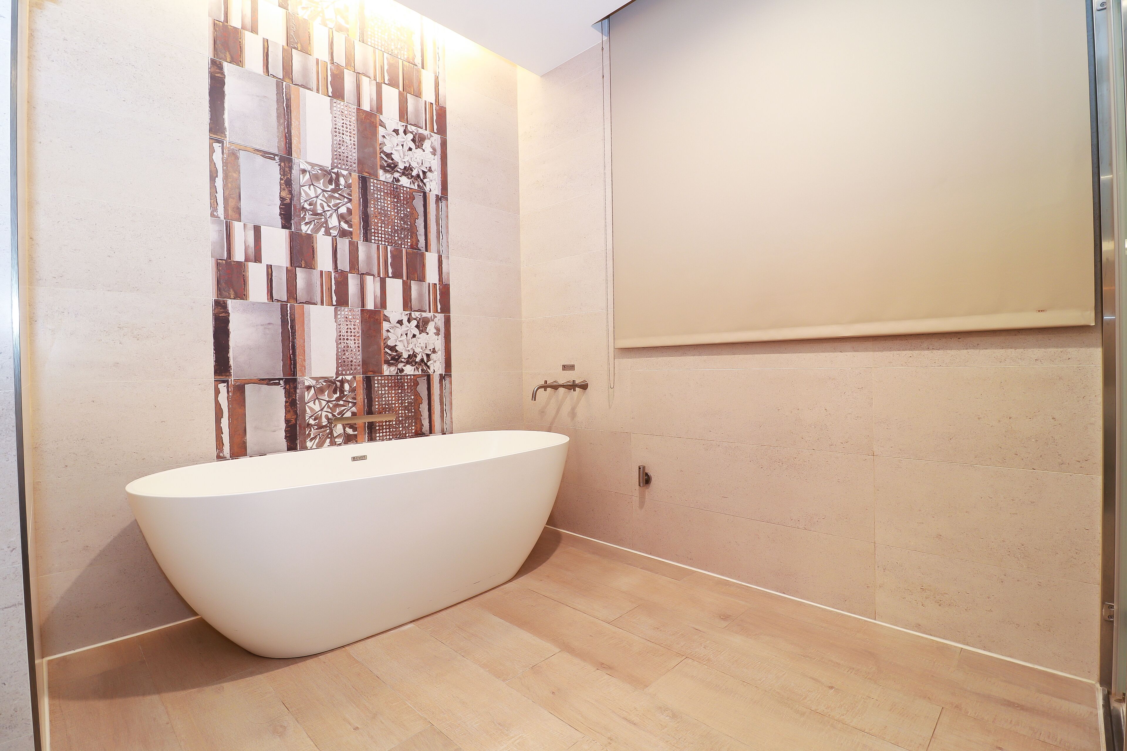 deluxe room, 1 queen bed, no windows | deep-soaking bathtub