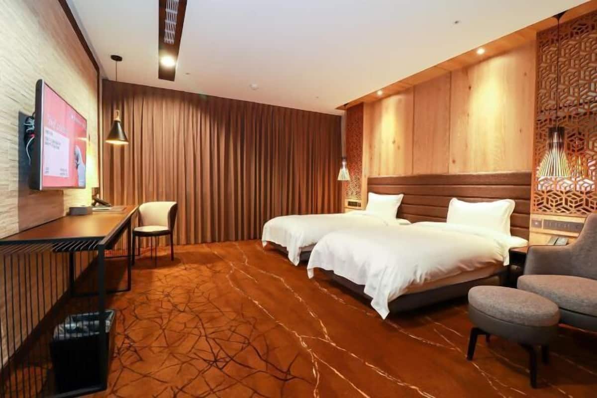 1 bedroom, in-room safe, desk, blackout curtains