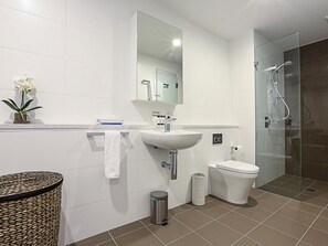 Apartamento, 1 quarto (Quayside 315) | Banheiro | Chuveiro, secador de cabelo, toalhas de banho 