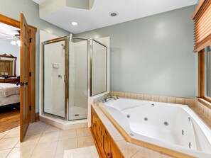 Douche, baignoire à jets, sèche-cheveux, serviettes fournies