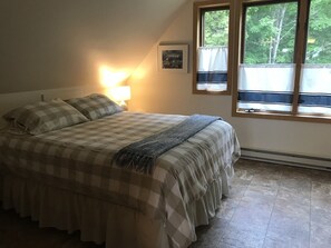 1 bedroom, WiFi, bed sheets - Elevated View BY THE MONTH ON Lake Superior, Romantic getaway,Hiking&Waterfalls (Munising)