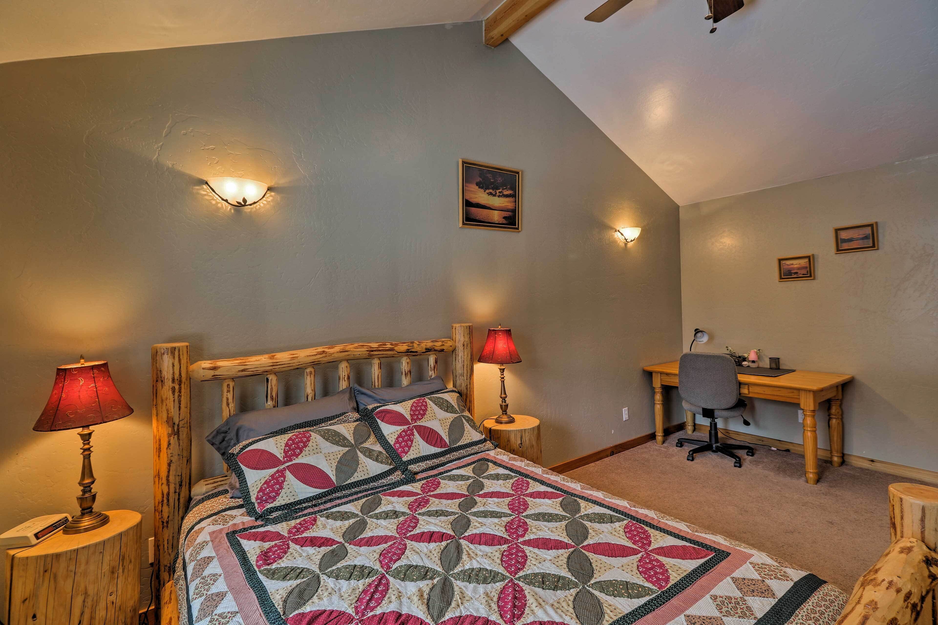 Une chambre à coucher avec un lit en bois, deux lampes de chevet, un bureau et une chaise.