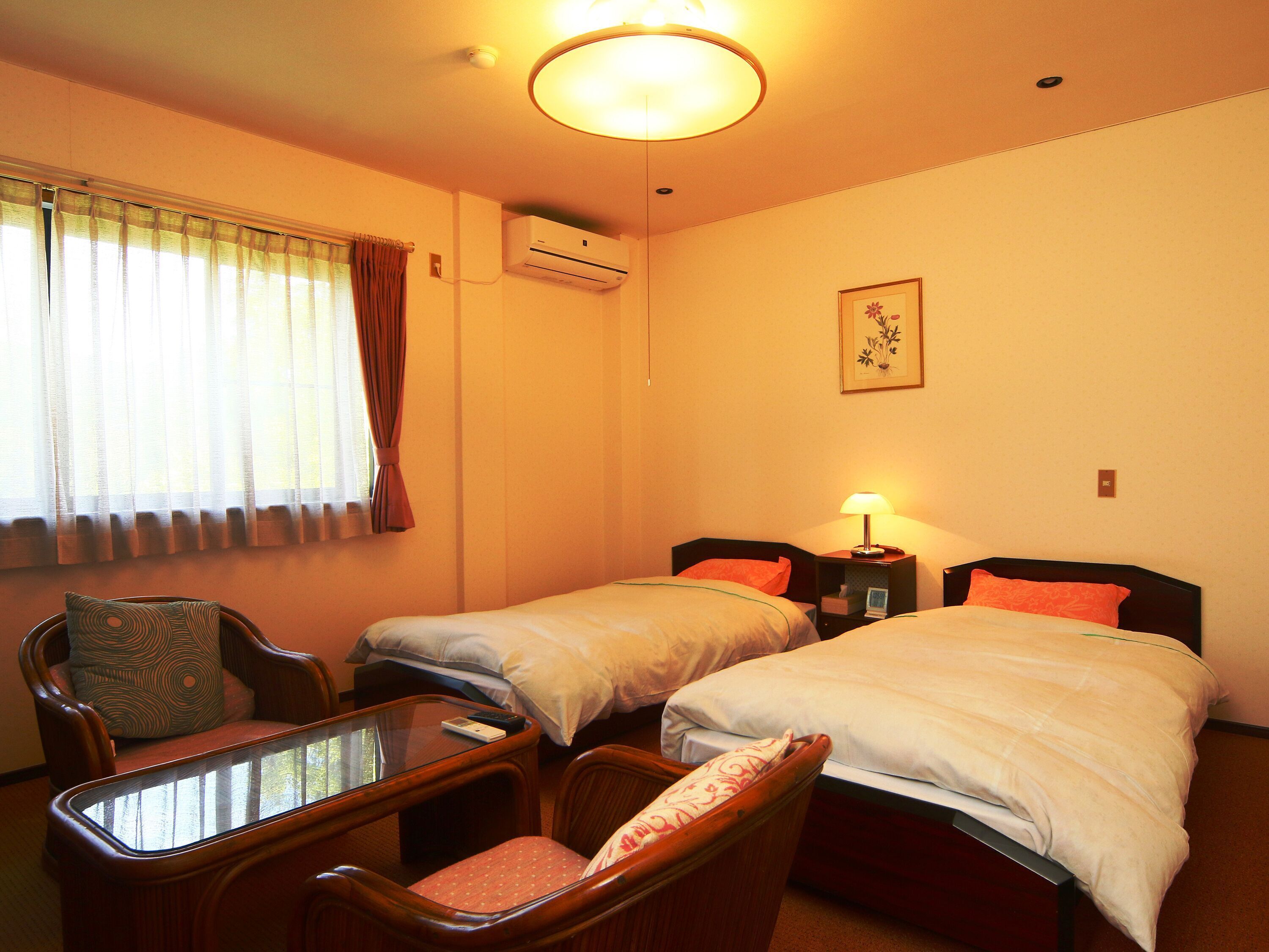 مكتب وستائر تعتيم وواي فاي مجانًا وملاءات أسرّة