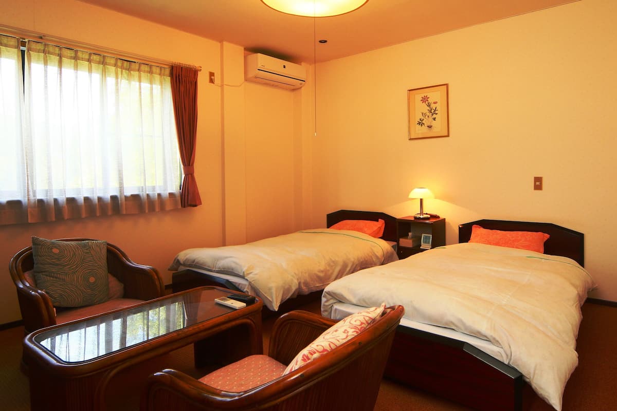 Työpöytä, pimennysverhot, ilmainen Wi-Fi, vuodevaatteet