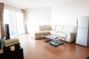 Habitación cuádruple básica, 2 habitaciones, cocina | 1 habitación, escritorio y cortinas blackout 