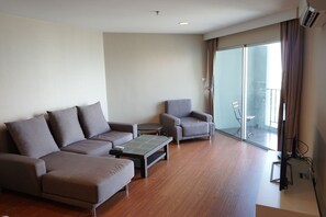 42-inch flat-screen TV with cable channels, TV - J.J Belle Condo in Bangkok (Bangkok)