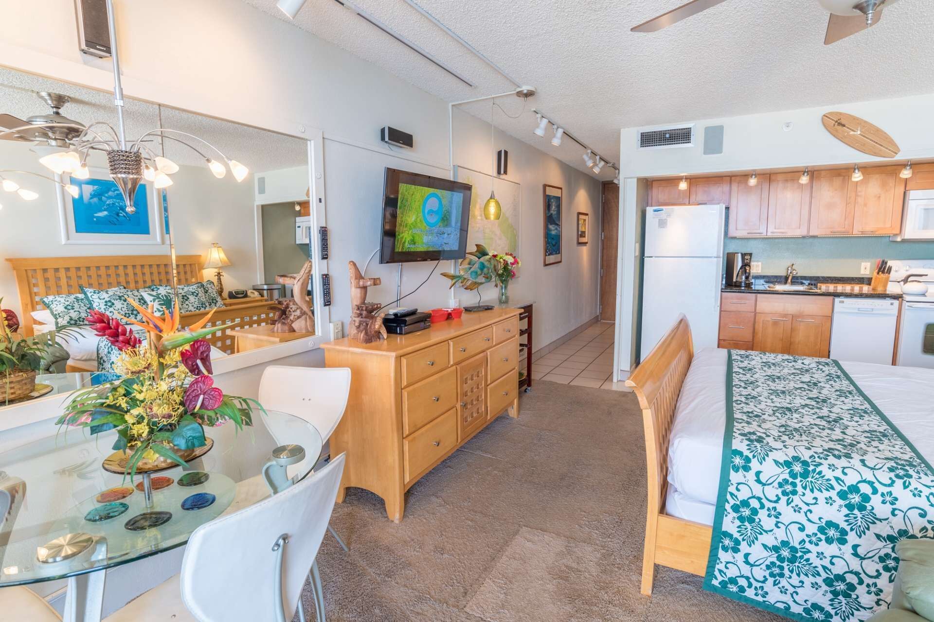 Fully equipped kitchen including dishwasher.