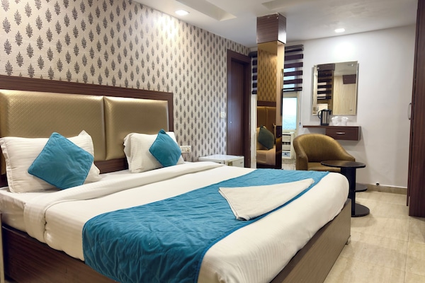 Ropa de cama de alta calidad y caja de seguridad en la habitación