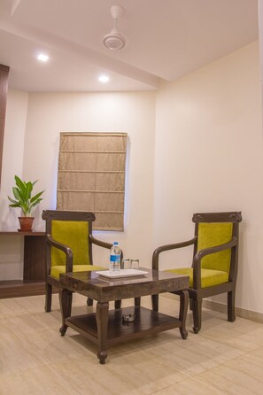 Superior tweepersoonskamer, 1 slaapkamer, toegankelijk voor mindervaliden | Woonruimte | Een flatscreentelevisie