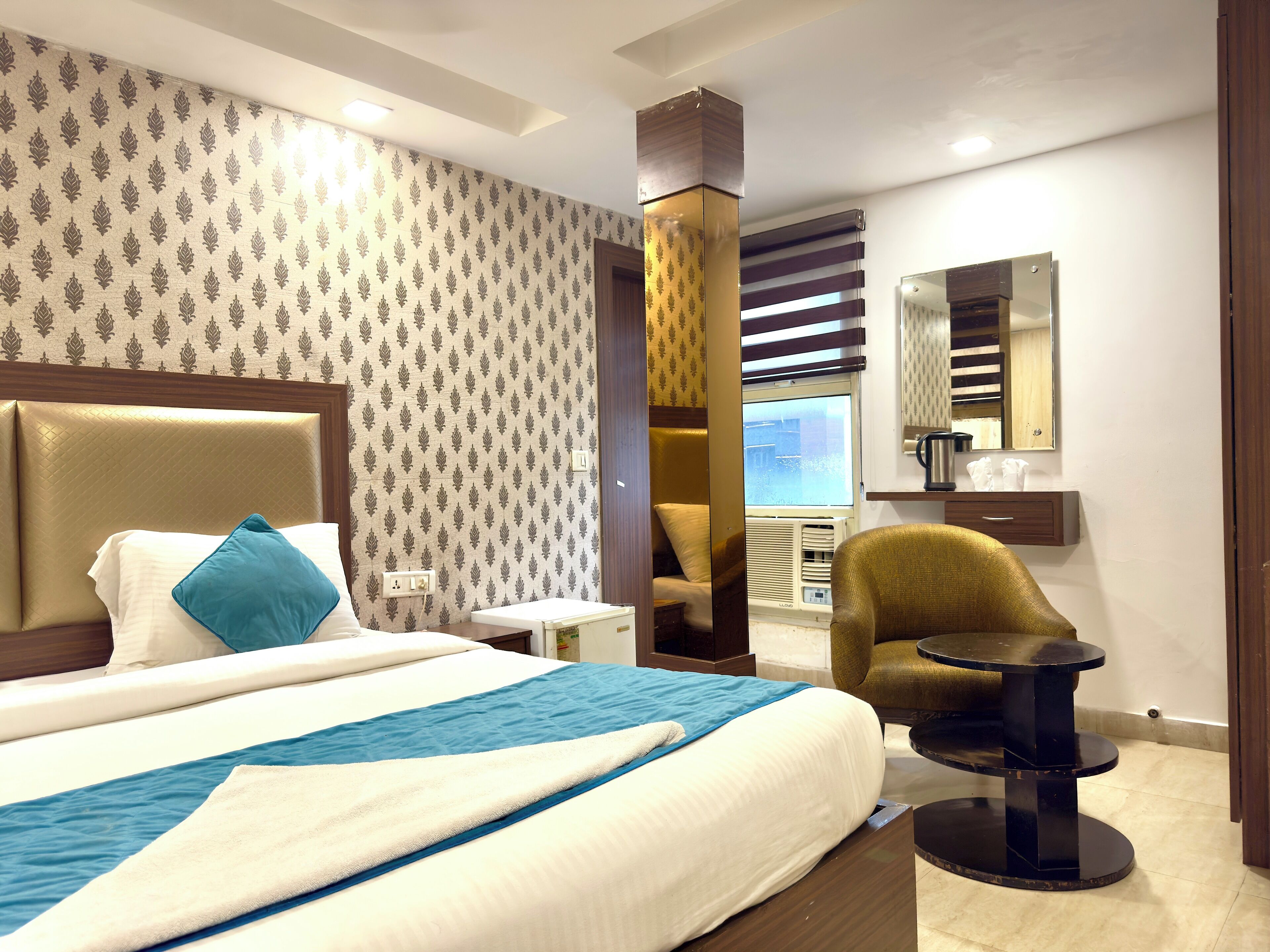 高档床上用品、客房内保险箱、办公桌、笔记本电脑工作区