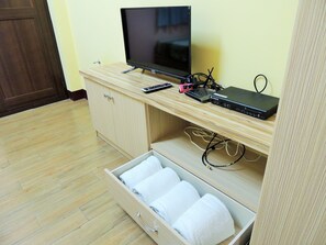 Desk, soundproofing, free wired internet, bed sheets - Urarakana B&B (Gongguan)