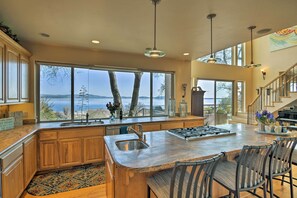 Fridge, microwave, dishwasher, coffee/tea maker - 'Casa d'Amore': Extravagant Lakefront Villa! (Granite Bay)