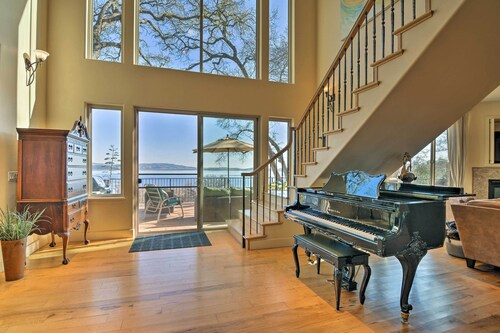 'Casa d'Amore': Extravagant Lakefront Villa!