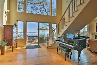 'Casa d'Amore': Extravagant Lakefront Villa!