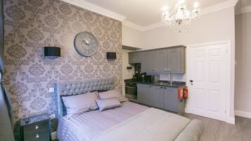 1 Schlafzimmer, Zimmersafe, Schreibtisch, Bügeleisen/Bügelbrett