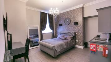 1 soverom, safe på rommet, skrivebord og strykejern/-brett