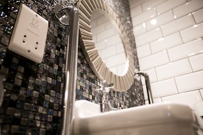 Haartrockner, Handtücher, Seife, Shampoo