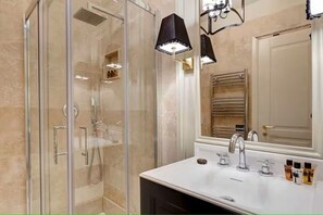 Dusche, Haartrockner, Bidet, Handtücher