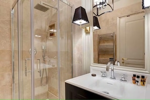 Douche, sèche-cheveux, bidet, serviettes fournies