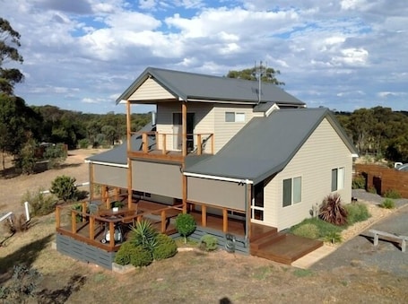 Exterior. Bung Bong Hill Cottage - Spa, Views & Woodfire