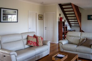 Smart-TV, Kamin, DVD-Player, Bücher