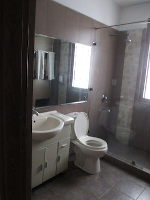 Standaard tweepersoonskamer | Badkamer | Een douche, gratis toiletartikelen, handdoeken