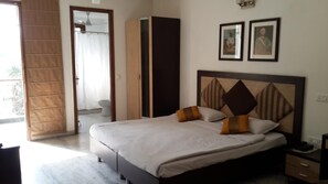 Premium bedding, in-room safe, desk, iron/ironing board - East End Retreat (New Delhi)