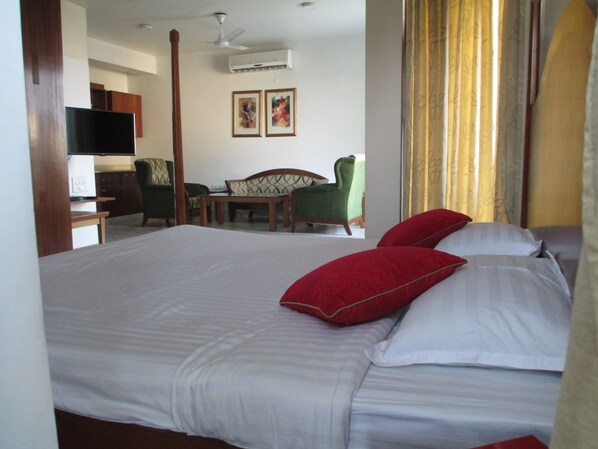 高级双人房 | 高档床上用品、客房内保险箱、办公桌、熨斗/熨板