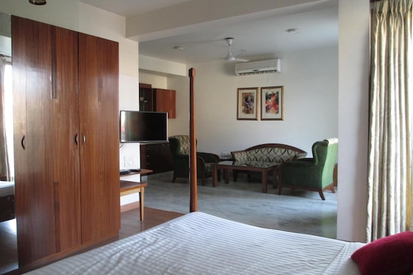 Roupas de cama premium, cofres nos quartos, escrivaninha